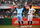 La ceinture de Brandon des Blue Jays réagit après avoir frappé un doublé devant Rodolfo Castro des Pirates lors de la cinquième manche au PNC Park le 7 mai 2023 à Pittsburgh.