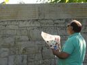 Une personne au mémorial d'Air India à Stanley Park le 23 juin 2022, regarde les noms des derniers gravés dans la pierre.