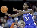 Le garde du Kentucky Cason Wallace passe le ballon pendant la première moitié d'un match de basket-ball universitaire de la NCAA contre Gonzaga, dimanche 20 novembre 2022, à Spokane, Washington. Wallace est parmi les meilleurs espoirs du repêchage de la NBA du mois prochain.