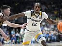 L'attaquant de Marquette Olivier-Maxence Prosper (12 ans) conduit le garde du Vermont Robin Duncan (55 ans) lors d'un match de basket-ball universitaire de premier tour du tournoi NCAA, à Columbus, Ohio, le 17 mars 2023.