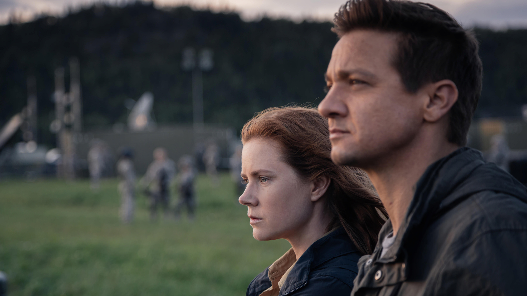 (LR) Amy Adams comme Louise Banks et Jeremy Renner comme Ian Donnelly dans Arrival