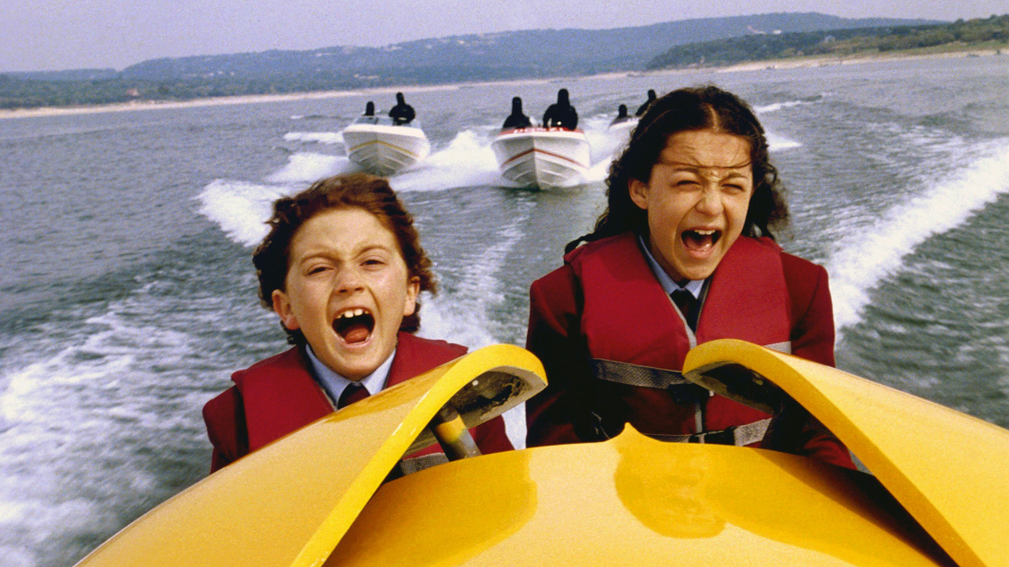 (L, R) Daryl Sabara et Alexa Vega dans le rôle de Juni et Carmen Cortez, dans un hors-bord dans Spy Kids