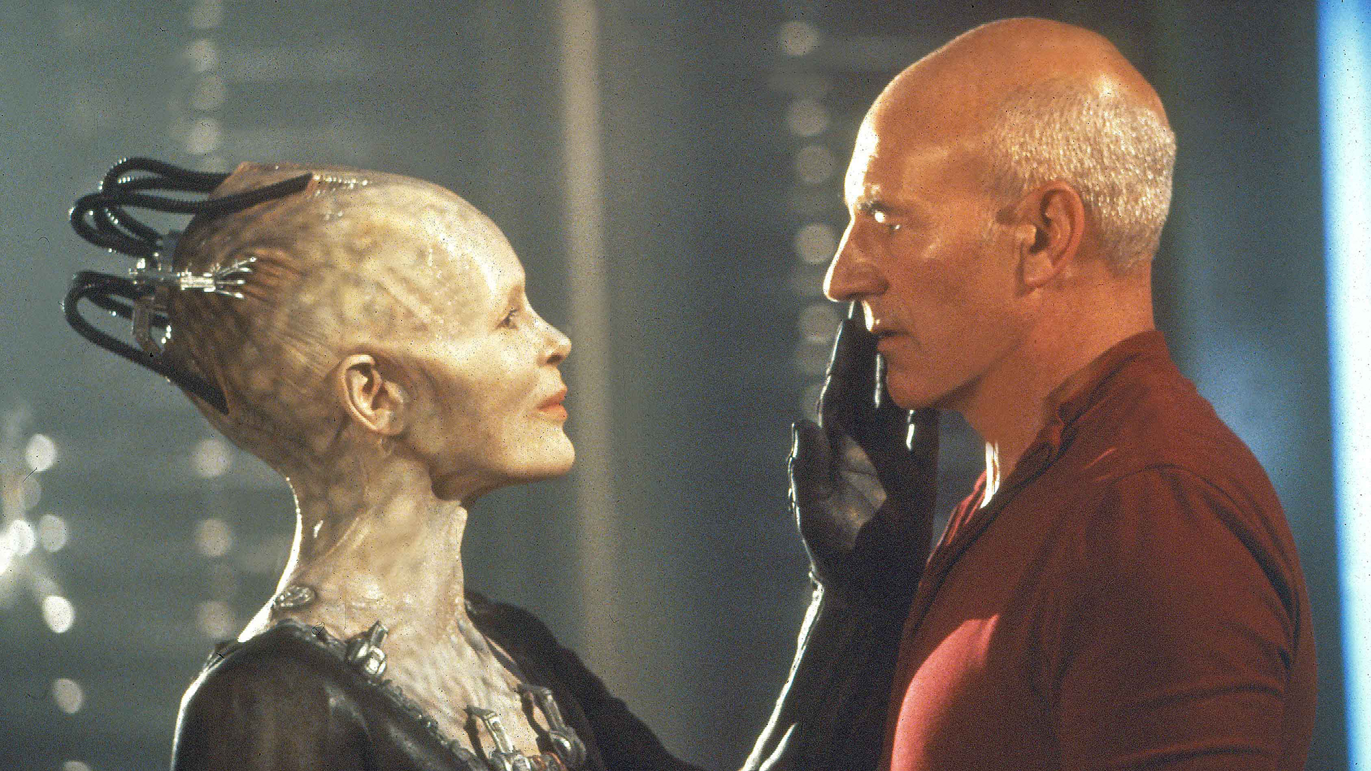 (L, R) Alice Krige dans le rôle de Borg Queen mettant la main sur Patrick Stewart dans le rôle de Jean-Luc Picard dans Star Trek: First Contact