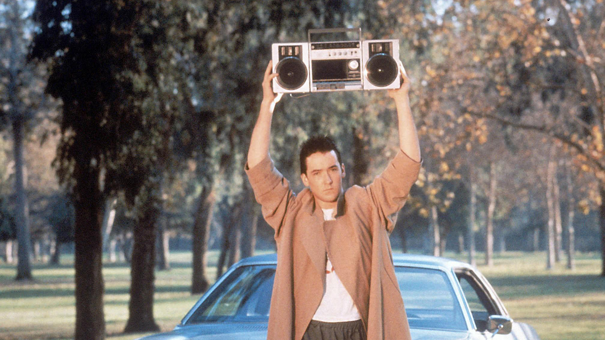 John Cusack dans le rôle de Lloyd Dobler, tenant une boombox dans Say Anything