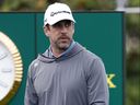 Aaron Rodgers se prépare à partir sur le premier tee lors du troisième tour de l'AT&T Pebble Beach Pro-Am.