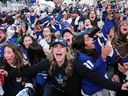 Les fans du Maple Leaf Square célèbrent le premier but des Maple Leafs de Toronto contre le Lightning de Tampa Bay lors de la première période de hockey des séries éliminatoires de la Coupe Stanley de la LNH à Toronto le 27 avril 2023.