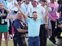 Wyndham Clark, des États-Unis, réagit à son putt gagnant sur le 18e green lors de la dernière manche du 123e US Open Championship au Los Angeles Country Club dimanche.