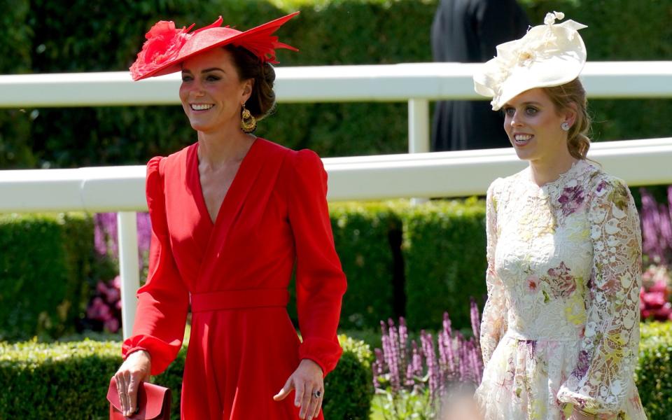 Catherine est arrivée avec la princesse Béatrice, portant une nouvelle pochette Hermès