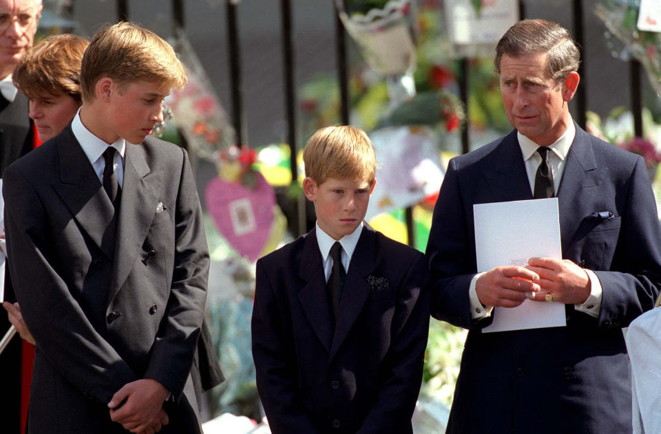 LONDRES - 6 SEPTEMBRE : Le prince de Galles avec le prince William et le prince Harry devant l'abbaye de Westminster lors des funérailles de Diana, la princesse de Galles, le 6 septembre 1997. (Photo d'Anwar Hussein/WireImage)  