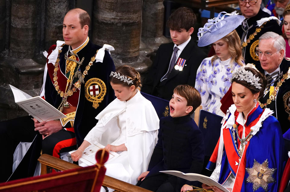 LONDRES, ANGLETERRE - 06 MAI : le prince William, prince de Galles, la princesse Charlotte, le prince Louis et Catherine, princesse de Galles de Grande-Bretagne assistent au couronnement du roi Charles III et de la reine Camilla à l'abbaye de Westminster en mai 6, 2023 à Londres, Angleterre.  Le couronnement de Charles III et de son épouse, Camilla, en tant que roi et reine du Royaume-Uni de Grande-Bretagne et d'Irlande du Nord, et des autres royaumes du Commonwealth a lieu aujourd'hui à l'abbaye de Westminster.  Charles a accédé au trône le 8 septembre 2022, à la mort de sa mère, Elizabeth II.  (Photo de Yui Mok - Piscine WPA/Getty Images)