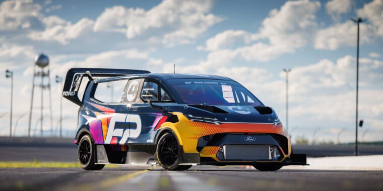 Le nouveau Supervan 4 électrique de Ford fait la course à Pikes Peak ce dimanche