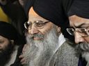   Ripudaman Singh Malik (au centre) quitte la Cour suprême de la Colombie-Britannique à Vancouver avec ses partisans après avoir été déclaré non coupable dans l'attentat à la bombe contre un vol 182 d'Air India en 1985, le mercredi 16 mars 2005. 