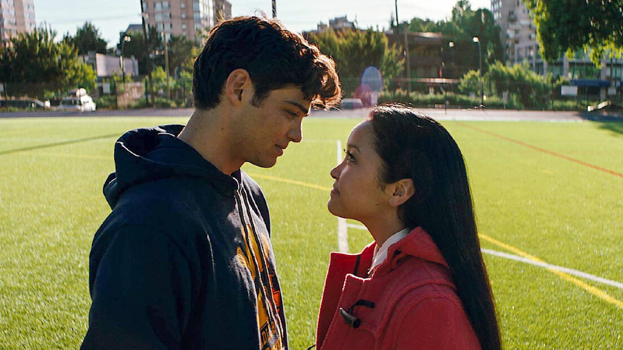 Noah Centineo comme Peter et Lana Condor comme Lara Jean dans À tous les garçons que j'ai aimés avant