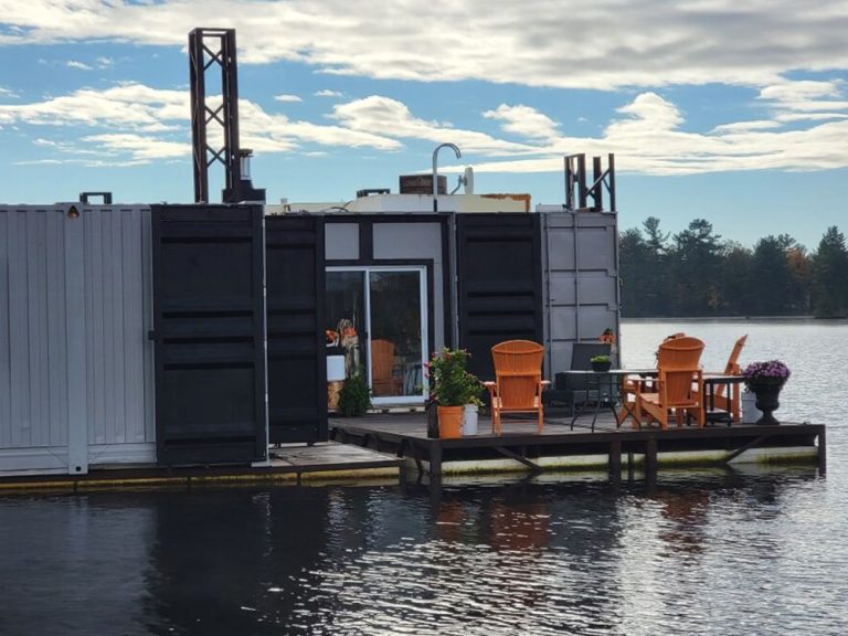 L’Ontario décide d’interdire les maisons flottantes «laides» après une controverse dans la région des chalets