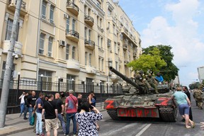 Des membres du groupe Wagner sont assis au sommet d'un char dans une rue de la ville de Rostov-sur-le-Don