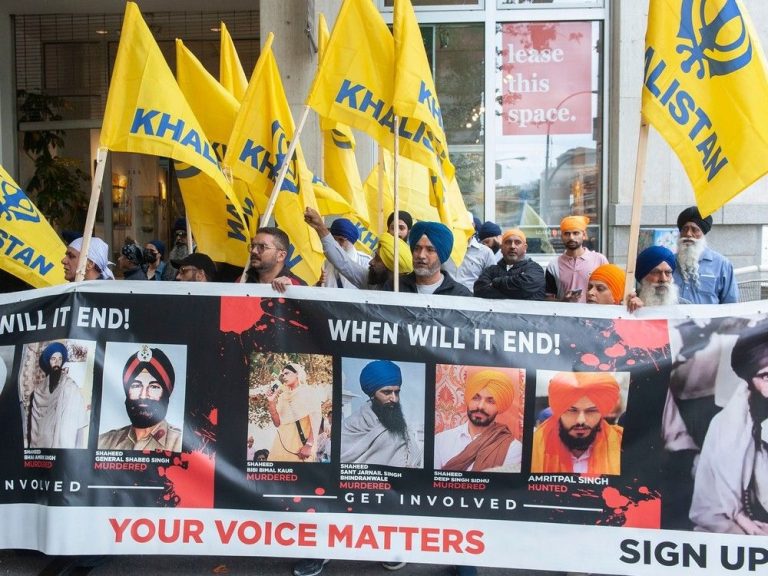 La communauté sikhe se rassemble devant le consulat indien de Vancouver pour dénoncer le meurtre de Hardeep Singh Nijjar