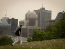 Monter la montagne près du Mordecai Richler Gazebo et remarquer une petite coulée d'orange recouvrant la ville, le lundi 5 juin 2023. Les incendies de forêt dans le nord du Québec ont couvert la ville d'une brume orange alors que le smog des incendies a fait baisser la qualité de l'air dans la ville.