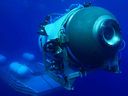 Cette image non datée, gracieuseté d'OceanGate Expeditions, montre le lancement de leur submersible Titan à partir d'une plate-forme.