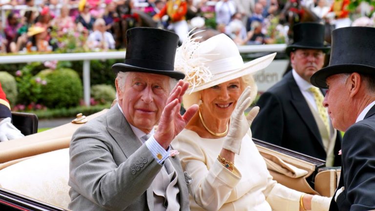 Le roi et la reine rejoints par Frankie Dettori en procession le dernier jour de Royal Ascot