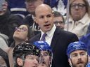 Spencer Carbery, assistant des Maple Leafs de Toronto, regarde pendant un match.