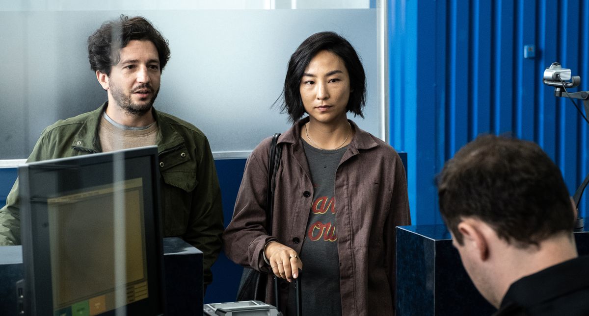 Arthur et Nora passant la douane américaine à l'aéroport