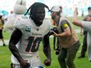 Le receveur large Tyreek Hill des Miami Dolphins célèbre après que son équipe a battu les Buffalo Bills au Hard Rock Stadium le 25 septembre 2022, à Miami Gardens, en Floride.