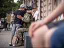 Un jeune garçon embrasse un membre du groupe Wagner à Rostov-sur-le-Don, le 24 juin 2023. 