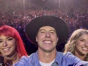 Mitch Marner et sa fiancée Stephanie LaChance ont passé une soirée inoubliable au spectacle de Shania Twain au Budweiser Stage de Toronto vendredi soir.