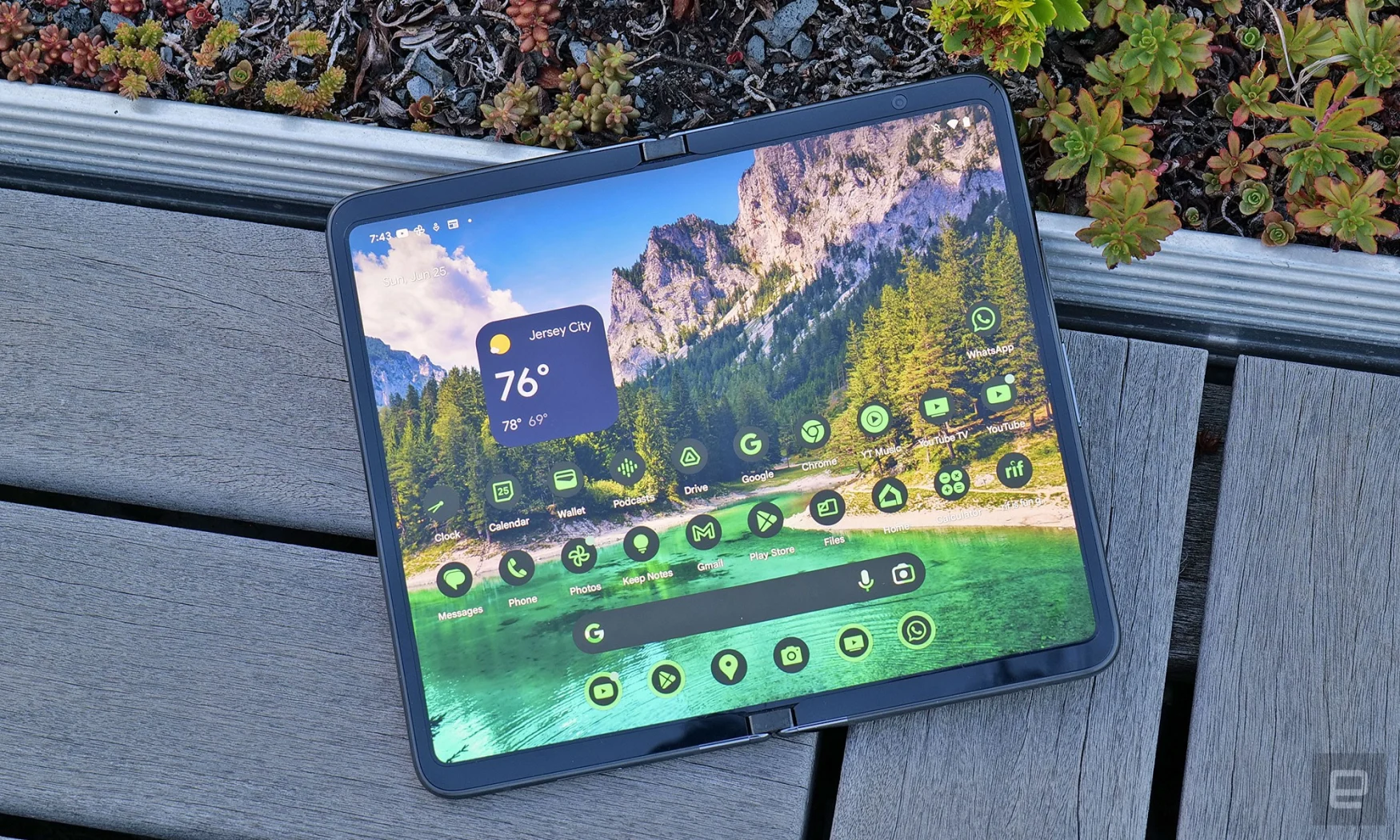 À l'intérieur, le Pixel Fold dispose d'un écran flexible de 7,6 pouces avec une orientation paysage au lieu du rapport d'aspect plus proche du portrait que vous obtenez sur la gamme Galaxy Z Fold de Samsung. 