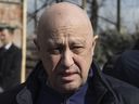 DOSSIER – Yevgeny Prigozhin, le propriétaire de la compagnie militaire du groupe Wagner, arrive lors d'une cérémonie funéraire au cimetière Troyekurovskoye à Moscou, en Russie, le 8 avril 2023. Le vendredi 23 juin, Prigozhin a lancé son défi le plus direct au Kremlin à ce jour , appelant à une rébellion armée visant à renverser le ministre russe de la Défense.  Les services de sécurité ont immédiatement réagi en appelant à son arrestation.  (AP Photo/Fichier)