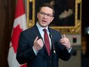 Le chef conservateur Pierre Poilievre répond à la question d'un journaliste dans le foyer de la Chambre des communes, à Ottawa, le 21 février 2023. 