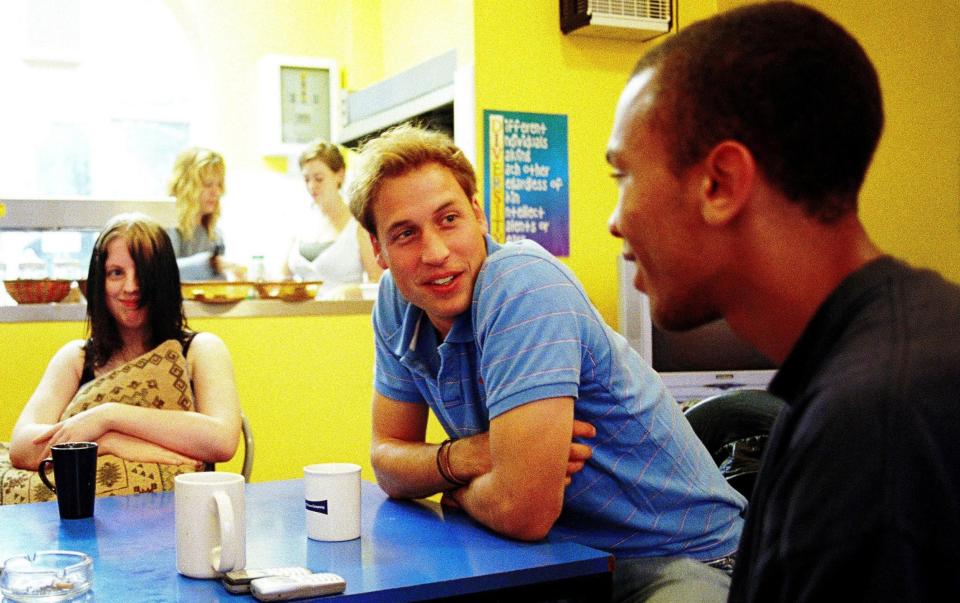 Le prince William s'adresse aux jeunes lors d'une visite bénévole à l'association caritative pour les sans-abri Centrepoint à Londres en 2005