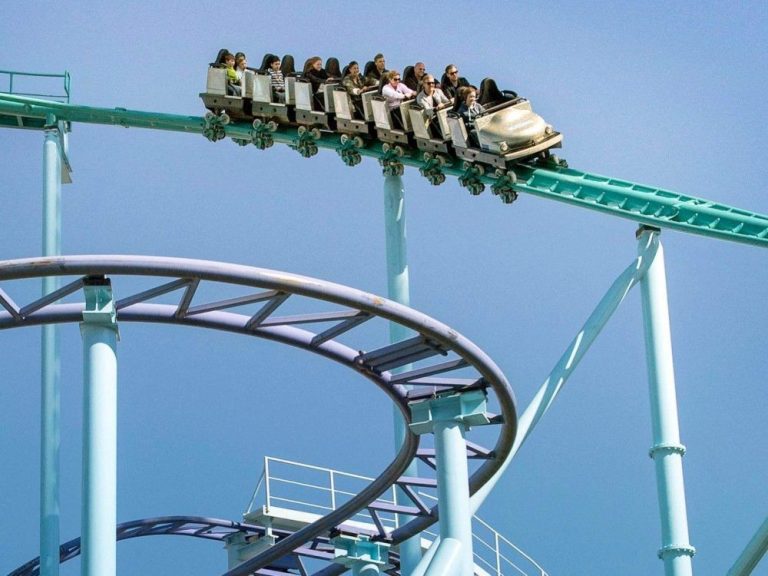 Des montagnes russes déraillent dans un parc d’attractions, tuant une personne et en blessant 9 : « panique totale »