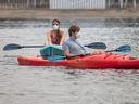 Les pagayeurs portaient des masques sur la rivière Rideau à Mooney's Bay, alors qu'Ottawa faisait face à une mauvaise qualité de l'air avec de la fumée dans l'air le dimanche 25 juin 2023. 