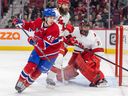 La recrue des Canadiens Rafaël Harvey-Pinard poursuit la rondelle derrière le filet des Hurricanes sous les yeux de Brent Burns et du gardien Frederik Andersen lors d'un match au Centre Bell ce mois-ci.