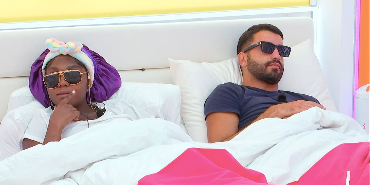 Whitney de Love Island interroge Mehdi sur des baisers surprises
