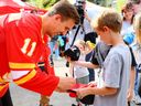 Mikael Backlund signe des autographes alors que la Calgary Flames Foundation a annoncé un don important à cinq espaces récréatifs à Calgary en partenariat avec la Parks Foundation Calgary le jeudi 11 mai 2023.