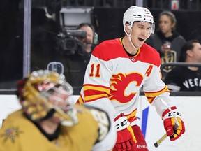 Mikael Backlund # 11 des Flames de Calgary réagit après avoir marqué un but en avantage numérique en troisième période contre Jonathan Quick # 32 des Golden Knights de Vegas lors de leur match au T-Mobile Arena le 16 mars 2023 à Las Vegas, Nevada.