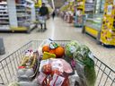 Produits alimentaires chargés dans un panier à l'intérieur d'un supermarché Tesco dans l'est de Londres.