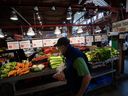 Une personne achète des produits dans un marché de Vancouver.