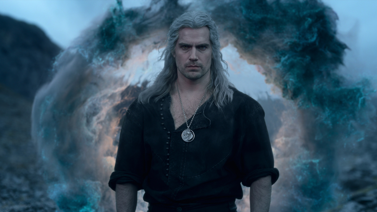 Henry Cavill franchit stoïquement un portail dans The Witcher.