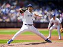 Yusei Kikuchi des Blue Jays de Toronto lance contre les Oakland Athletics lors de la deuxième manche de leur match de la MLB au Rogers Centre le 25 juin 2023 à Toronto, Canada.