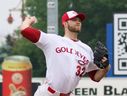 Le lanceur des Goldeyes de Winnipeg Landen Bourassa a remporté la victoire lors de la victoire de 6-1 de son équipe contre les RailCats de Gary SouthShore le 24 juin 2023.