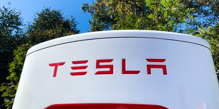 Tesla sur Autopilot s’est écrasé dans un camion arrêté lors de la fermeture d’une voie d’autoroute