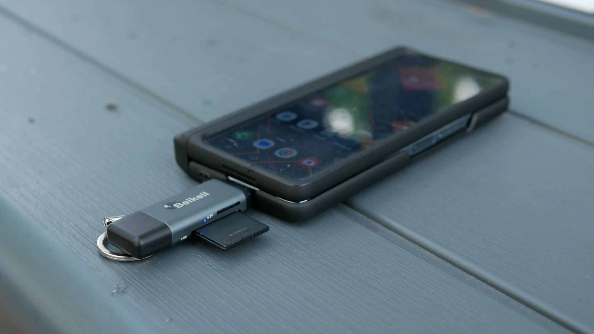 Adaptateur de lecteur de carte mémoire USB Beikell connecté au smartphone.