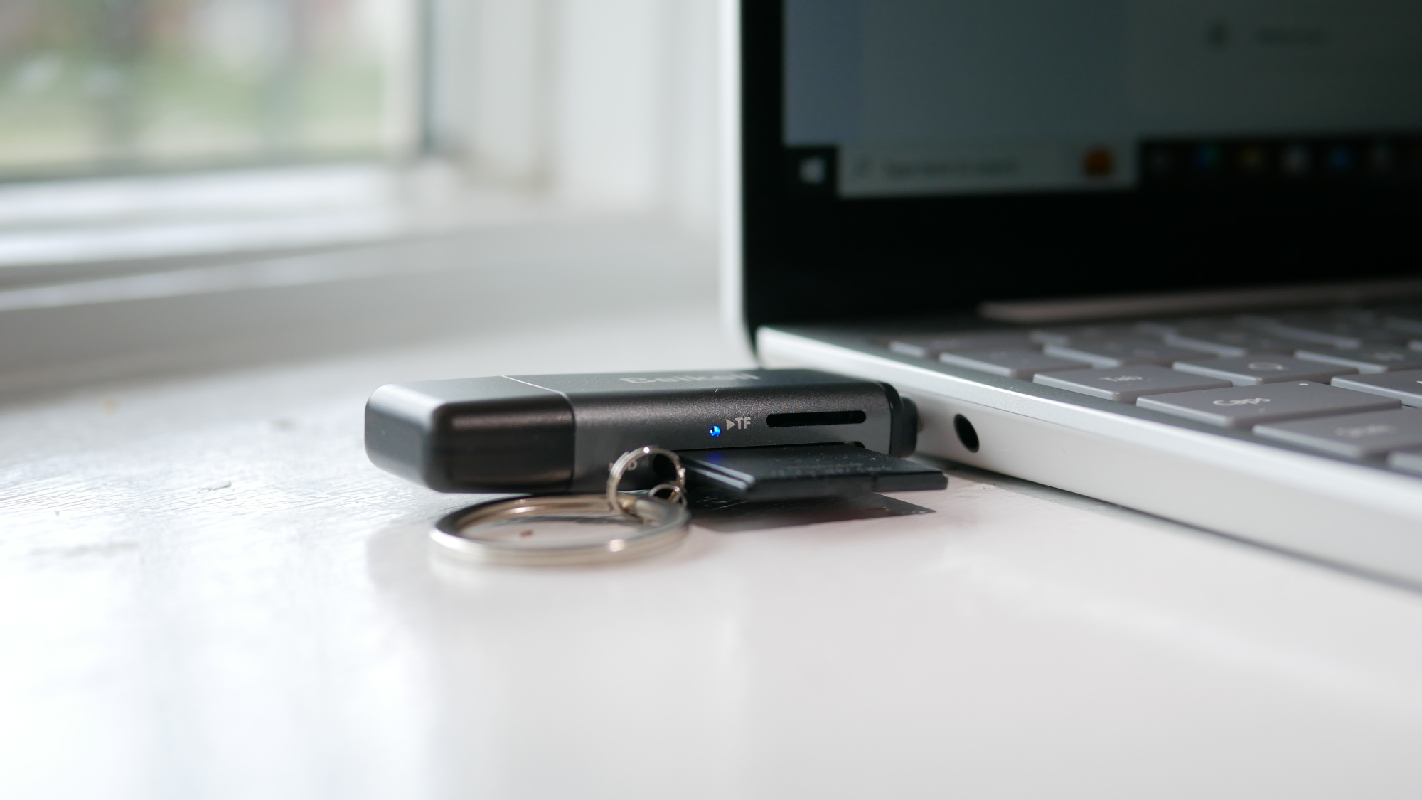 Adaptateur de lecteur de carte mémoire USB Beikell connecté au port USB-C de l'ordinateur portable.