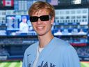 Gradey Dick, vêtu d'un maillot, assiste à un match des Blue Jays de Toronto au Rogers Centre au cours de la fin de semaine.