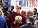 Gradey Dick regarde avant le premier tour du repêchage de la NBA 2023 au Barclays Center le 22 juin 2023 dans le quartier de Brooklyn à New York.