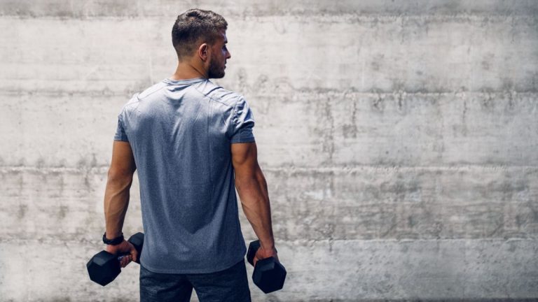 Cet entraînement en 3 mouvements pour le dos et les biceps renforce le haut de votre corps en seulement 9 minutes