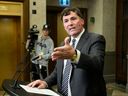 Le ministre des Affaires intergouvernementales, Dominic LeBlanc, a déclaré lundi lors de la période des questions que s'il y avait une enquête publique, ils devront gérer les questions difficiles de choisir quelqu'un pour la diriger, d'établir un mandat et d'établir un processus de protection des informations classifiées.